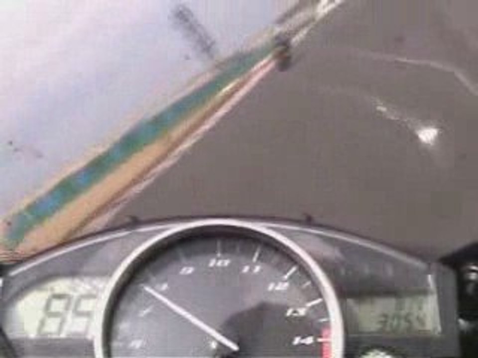 thierry fazer 1000 vs R1 2009 magny-cours