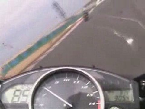 thierry fazer 1000 vs R1 2009 magny-cours
